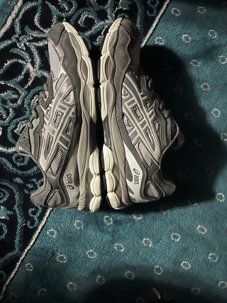 Zapatos Asics Grises y Plateados