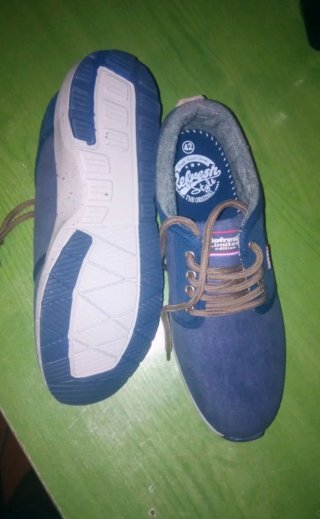 Zapatillas Refresh. Derecha talla 43 izquierda 42