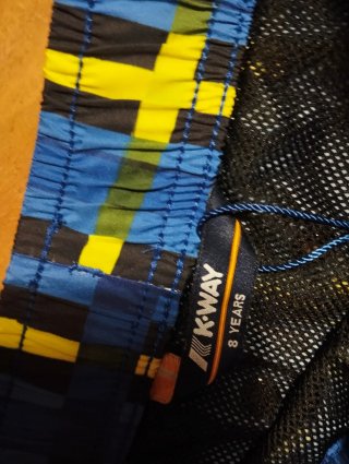 Costume da bagno K-Way a quadri blu e gialli.