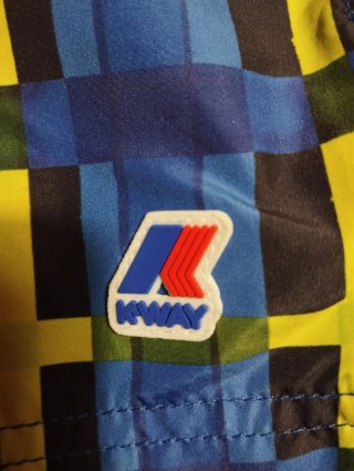 Costume da bagno K-Way a quadri blu e gialli.