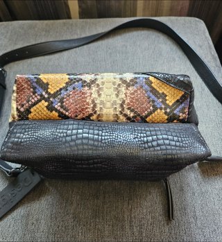 Desigual bolso negro y multicolor.