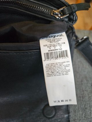 Desigual bolso negro y multicolor.