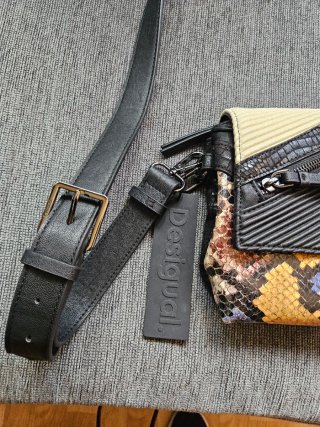 Desigual bolso negro y multicolor.