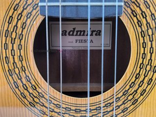 guitarra clasica admira fiesta (le falta una cuerda)
