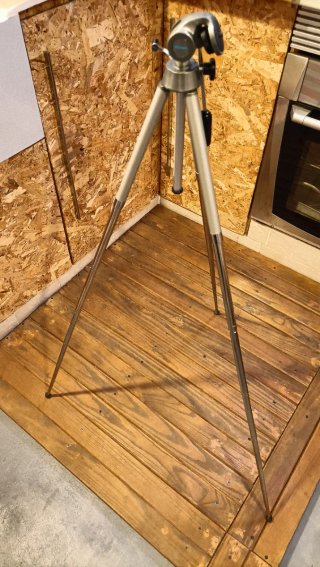 Trípode de aluminio plateado