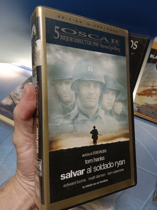 10 cintas VHS, 6 películas bélicas