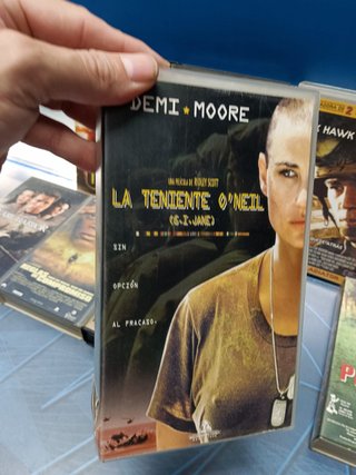 10 cintas VHS, 6 películas bélicas