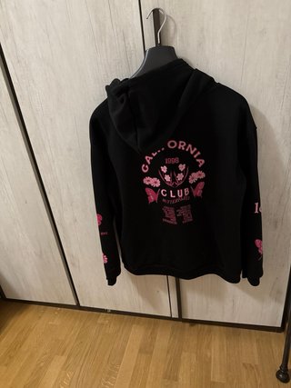 Felpa nera con grafiche rosa