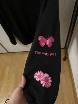 Felpa nera con grafiche rosa