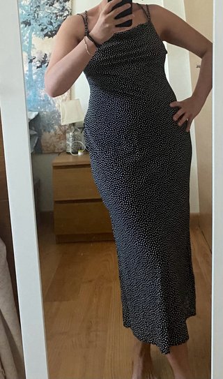 Vestido negro con lunares blancos