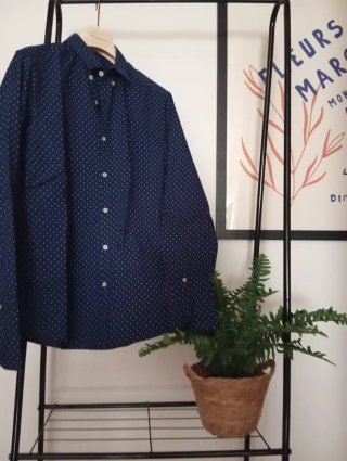 Camisa azul de manga larga