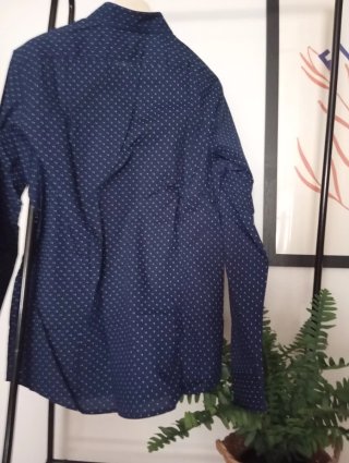 Camisa azul de manga larga