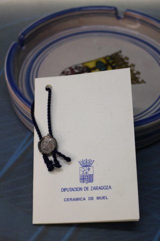 Cenicero de cerámica de Muel con el escudo de Aragón.