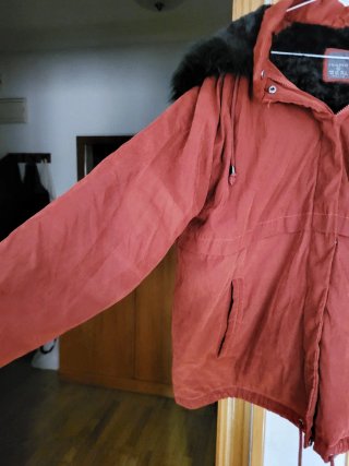 Abrigo naranja con capucha y pelo