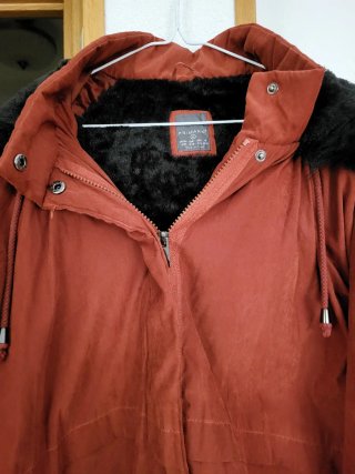 Abrigo naranja con capucha y pelo