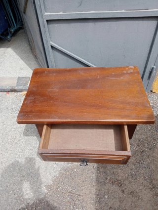 Mesa auxiliar de madera