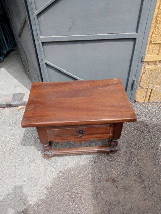 Mesa auxiliar de madera