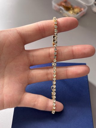 Pulsera dorada con circonitas