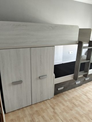 Litera de madera con armario y escalera