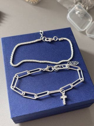 Pulsera plateada con eslabones y cruz