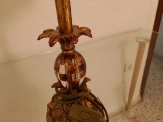 Lámpara antigua dorada con plumas