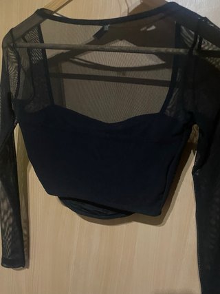 Camiseta negra de manga larga con escote cuadrado
