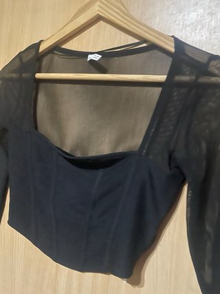 Camiseta negra de manga larga con escote cuadrado