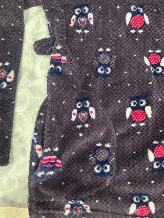 Bata morada con estampado de búhos