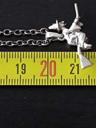 Cadena de plata de ley con colgante bruja