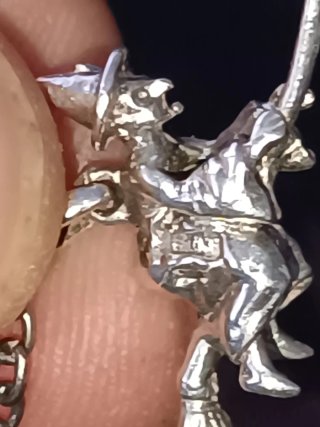 Cadena de plata de ley con colgante bruja