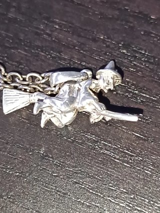 Cadena de plata de ley con colgante bruja