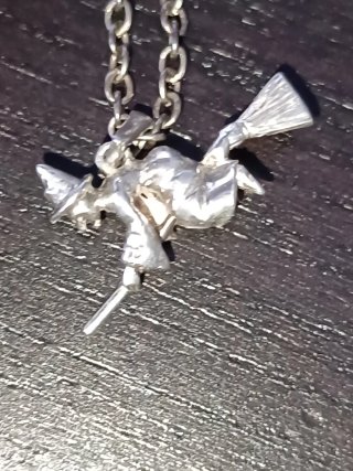 Cadena de plata de ley con colgante bruja