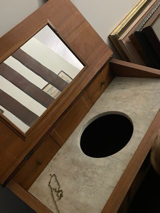 Mobile bagno antico con specchio e marmo