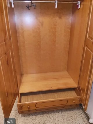 Armario de madera maciza