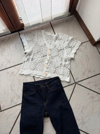 Completo jeans e maglia bianca