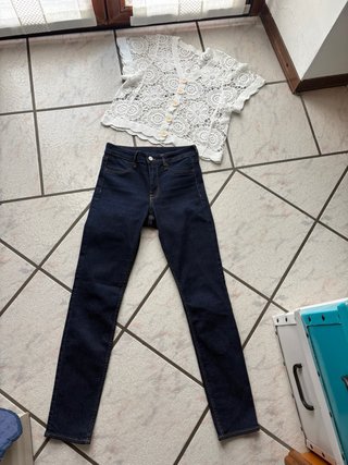 Completo jeans e maglia bianca