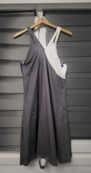 Vestido de verano gris y blanco