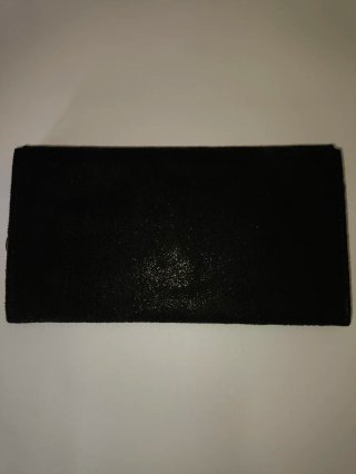 Cartera negra con cadena