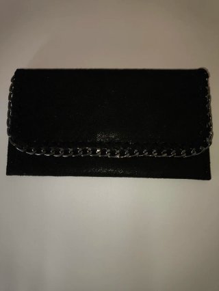 Cartera negra con cadena
