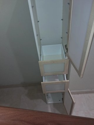 Armario estrecho madera y cristal