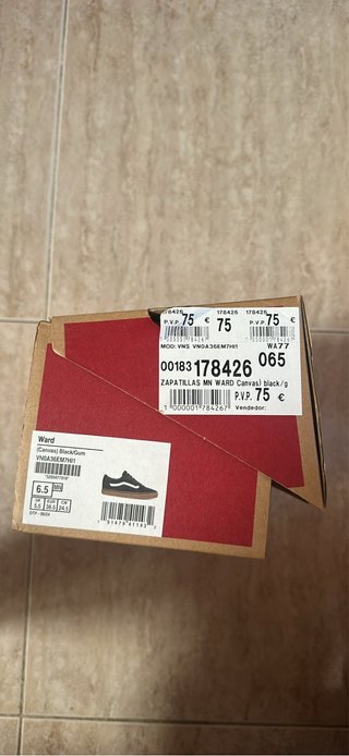 Vans negros con suela marrón