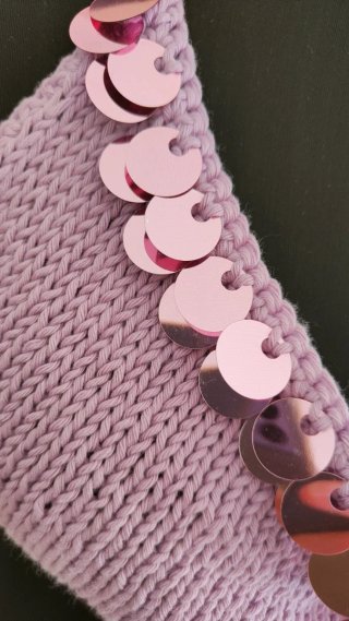 Top maglia con paillettes e lacci