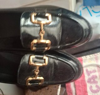 Mocasines negros charol hebilla dorada 39