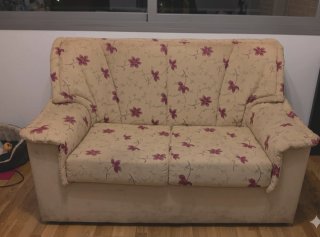 Sofá beige 2 plazas floral beige rojo (URGE VENTA)