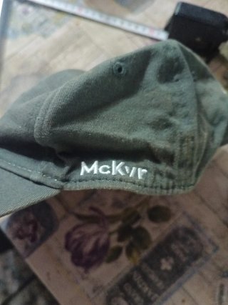 Gorra verde con escudo