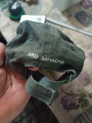 Gorra verde con escudo