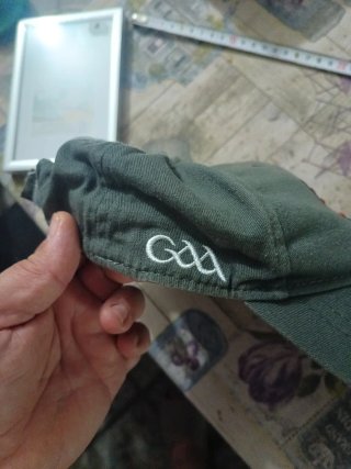 Gorra verde con escudo