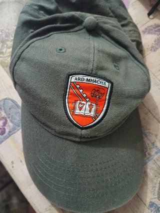 Gorra verde con escudo