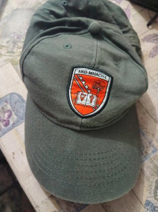 Gorra verde con escudo