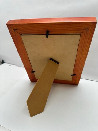 Portafoto in legno rosso con bordo ondulato